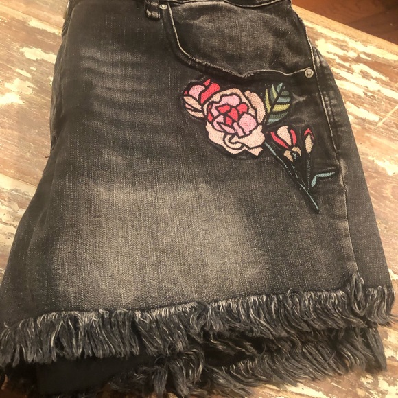 William Rast Black Denim Embroidered Shorts Size 6 - Picture 5 of 7